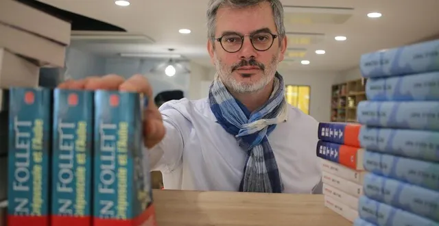 photo  françois-xavier schmit, natif de la sarthe, ouvrira la librairie le bruit des mots à la flèche, jeudi 3 mars 2022. ce « lecteur pathologique » a déjà derrière lui un solide bagage, en france et à new york, dans l’univers du livre.  &copy;  ouest-france 