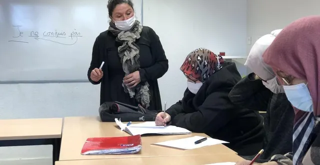 photo  necmiye erarslan assure les cours de français langue étrangère en groupe à l’asti (l’association de solidarité avec tous les immigrés) de flers.  &copy;  ouest-france 