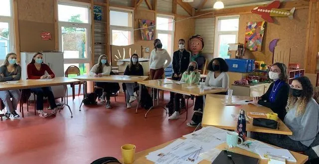 photo  les participantes à la formation et leurs deux animateurs.  &copy;  le maine libre 