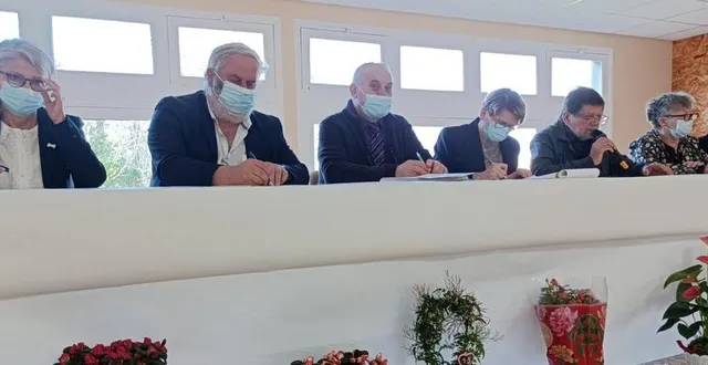 photo  daniel besnard, coprésident, 3e à droite, entouré des élus et membres du bureau.  &copy;  ouest-france 