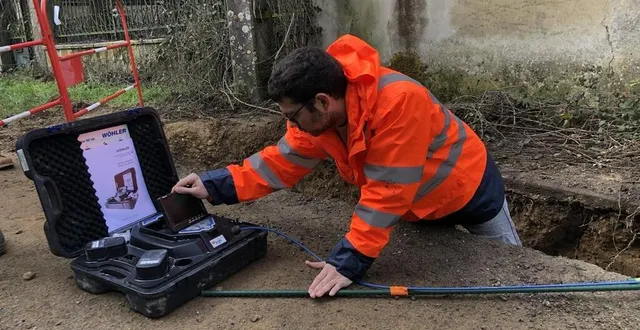 photo  grégoire dectot, ingénieur risques naturels au bureau de recherches géologiques et minières de normandie, sur le point d’inspecter la cavité avec une caméra.  &copy;  ouest-france 
