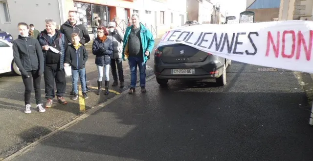 photo  très déterminés, les membres du collectif font circuler la pétition et affichent leur opposition au projet éolien dans la commune.  &copy;  le maine libre 