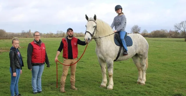 photo  vendredi, sous les regards de manon, prescillia et mathias, lola, accompagnera sa monture jétrière d’atout, en direction du salon international de l’agriculture.  &copy;  photo ouest-france 