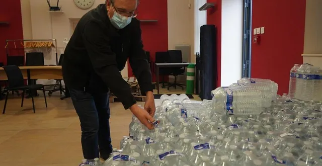 photo  à saint-melaine-sur-aubance, un habitant se fournit en pack d’eau distribué dans un local de la mairie par veolia.  &copy;  ouest-france 