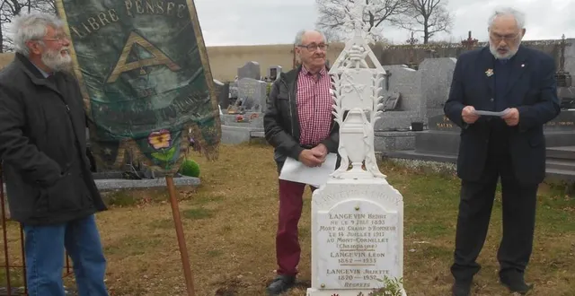 photo  de gauche à droite : lionel royer avec la bannière de 1882 des libres penseurs ornée de marianne, jacques langevin et guy hennequin, du souvenir français.  &copy;  ouest-france 