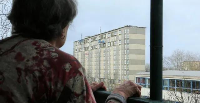 photo  mary-claude a vécu cinquante-neuf ans dans le bâtiment a (dans le fond, à gauche), rue emmanuel-chabrier, à allonnes, près du mans (sarthe). depuis son nouveau logement, rue jules-massenet, elle assiste, un pincement au cœur, aux derniers mois d’existence de son ancien immeuble.  &copy;  ouest-france 