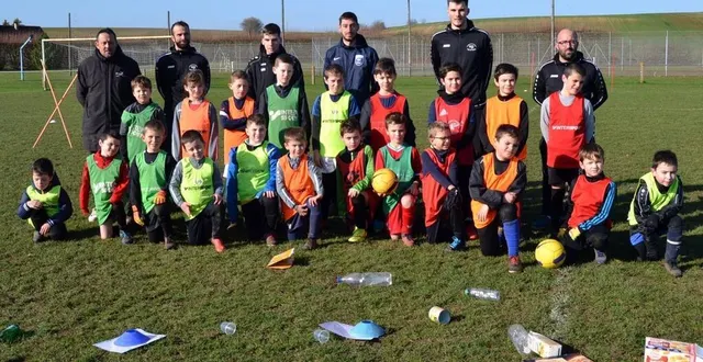 photo  lors d’un des ateliers de samedi matin, avec des déchets au premier plan.  &copy;  le maine libre 