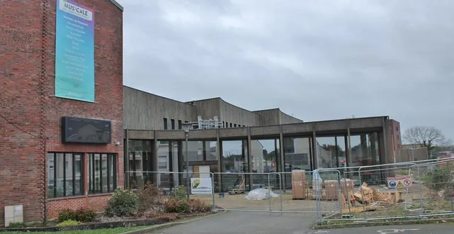 photo  les travaux du pôle culturel l’apostrophe, rue saint-denis, à sablé-sur-sarthe devait se terminer à la fin de l’été 2022.  &copy;  ouest-france 
