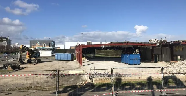 photo  les travaux de démolition de l’ancien bâtiment ont débuté sur le site qui va accueillir burger-king, dans la zone commerciale de carrefour à condé-sur-sarthe.  &copy;  ouest-france 