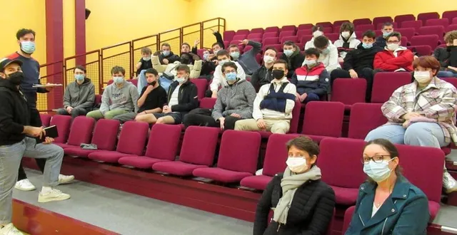 photo  à gauche, les deux comédiens matthieu dandreau et grégory fernandes et à droite, ophélie pottier, infirmière et anne decosse, professeure, lors de la présentation de textes sur le thème de l’égalité hommes-femmes.  &copy;  ouest-france 