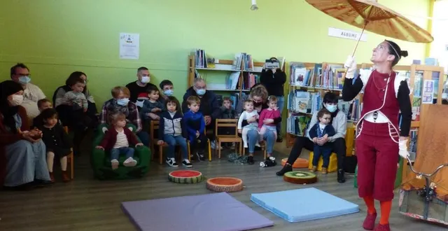 photo  les enfants assistent médusés à l’arrivée de la comédienne  &copy;  le maine libre 