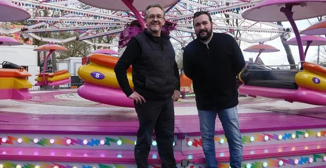 photo  rudy jourdant et jérémy mesme, porte-parole des forains, devant l’une des nouveautés de la foire des cendres de la flèche, le paratrooper.  &copy;  le maine libre 