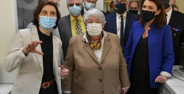 photo  fabienne lagarde, élue de le mans métropole et enseignante-chercheuse a présenté à jacqueline gourault et à christelle morançais l’institut des molécules et matériaux du mans. « les recherches sur l’hydrogène et la pollution par les plastiques sont en relation étroite avec les préoccupations actuelles », a souligné la ministre.  &copy;  photo le maine libre – yvon loue 