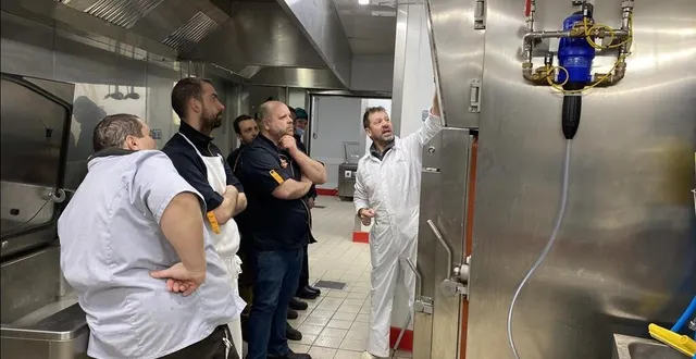 photo  avant la réouverture, les salariés de tradition sarthoise ont reçu une formation pour apprendre à utiliser notamment un four fumoir.  &copy;  le maine libre 