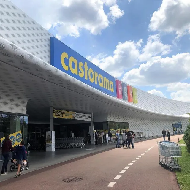 photo une photo comme un souvenir… alors que l’enseigne castorama a quitté l’atoll, les internautes sont nombreux à demander… un magasin de bricolage !  ©  archives ouest-france