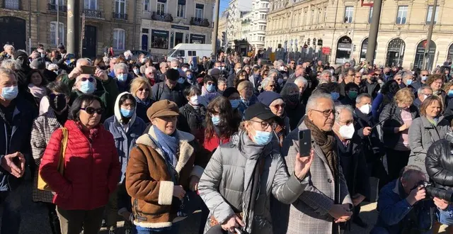 photo  près d’un millier de personnes se sont rassemblées, ce samedi 26 février 2022, place aristide-briand au mans, en soutien à l’ukraine.  &copy;  ouest-france 