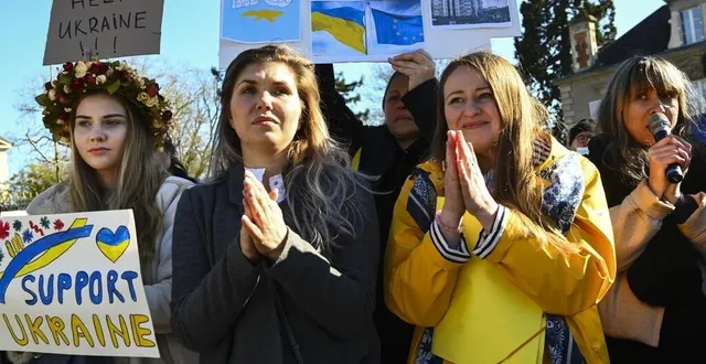 photo  krystina et anastasiia, à l’origine du rassemblement, étaient très émues de voir autant de sarthois venir symboliquement les soutenir.  &copy;  le maine libre- denis lambert 