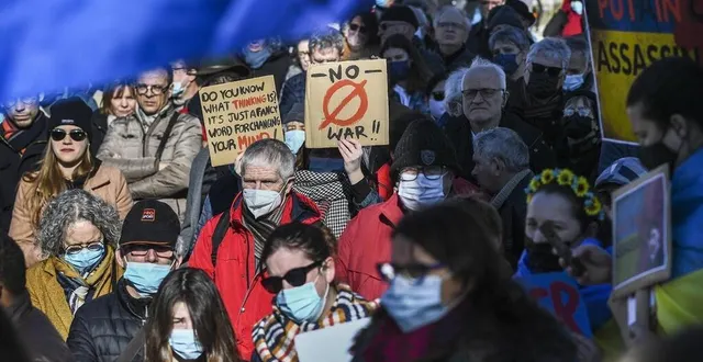 photo  samedi 26 février 2022, près d’un millier de sarthois s’est réuni devant la préfecture de la sarthe pour soutenir symboliquement l’ukraine.  &copy;  le maine libre – denis lambert 