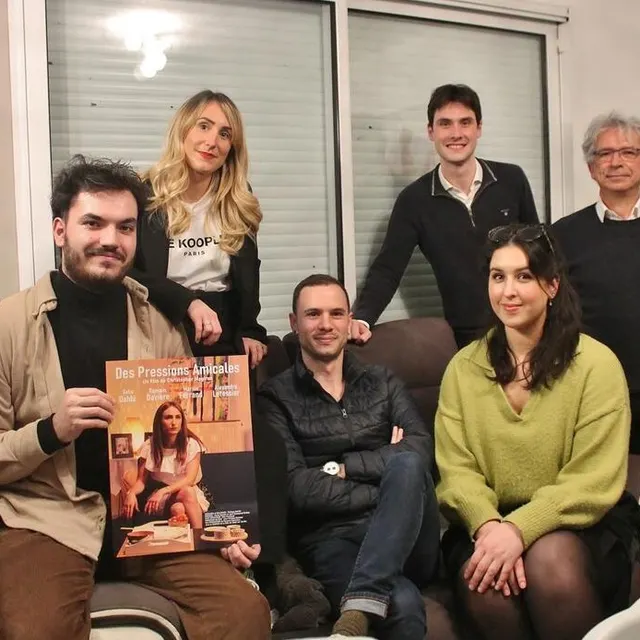 photo le réalisateur christopher magiron (au centre) et le scénariste philippe bardin (à droite), entourés par les quatre comédiens du film : alexandre letessier, marine ferrand, saba dahbi et romain davière, lors de l’avant-première du film à vion, samedi 19 février 2022.  ©  ouest-france