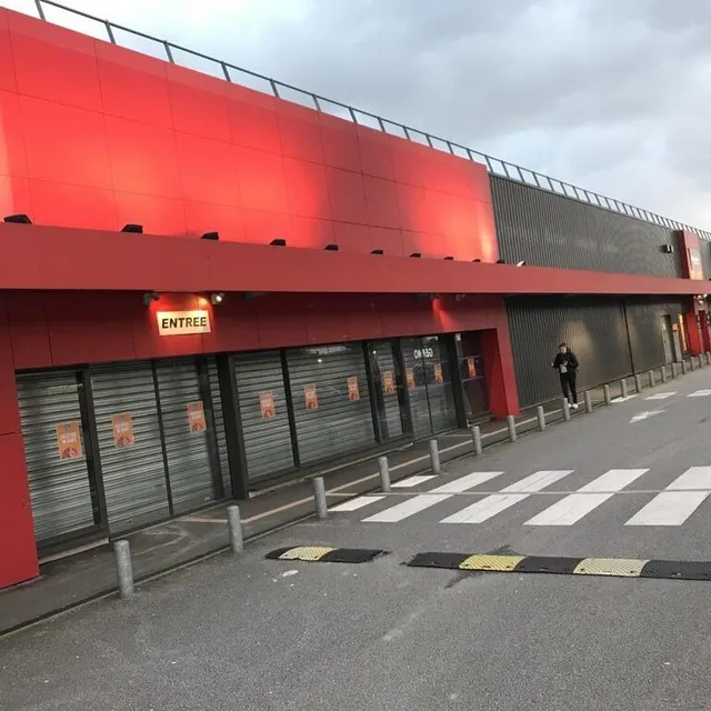 photo cash-piscine devrait ouvrir mi-mars dans les locaux de la zone commerciale d’arçonnay où se trouvaient auparavant monsieur bricolage puis le magasin éphémère totoche.  ©  ouest-france
