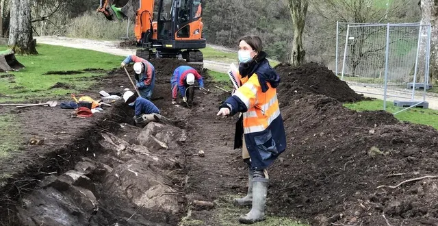 photo  hélène dupont, responsable scientifique du diagnostic archéologique au château de domfront (orne), de mi-janvier à mars 2022.  &copy;  ouest-france 