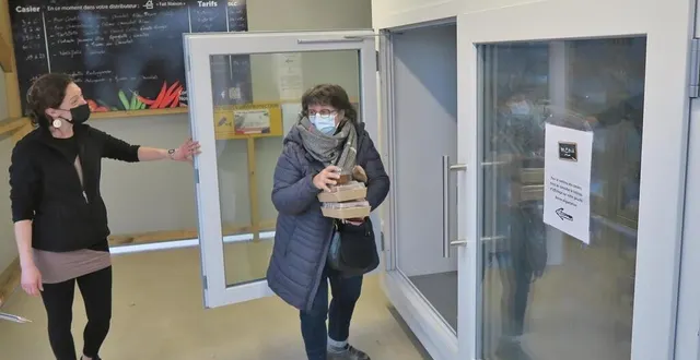 photo  sylvie peut profiter des plats du p’tit faitout hors des horaires d’ouverture du restaurant sabolien grâce au distributeur qui vient d’être installé.  &copy;  photo ouest-france 