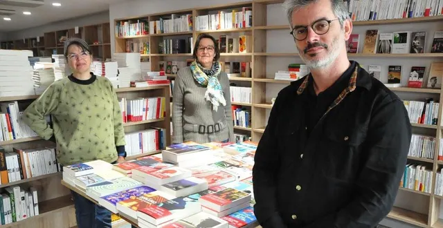 photo  françois-xavier schmit, ici avec delphine massart et fabienne boidot-forget, ouvre sa troisième librairie le jeudi 3 mars 2022.  &copy;  le maine libre 