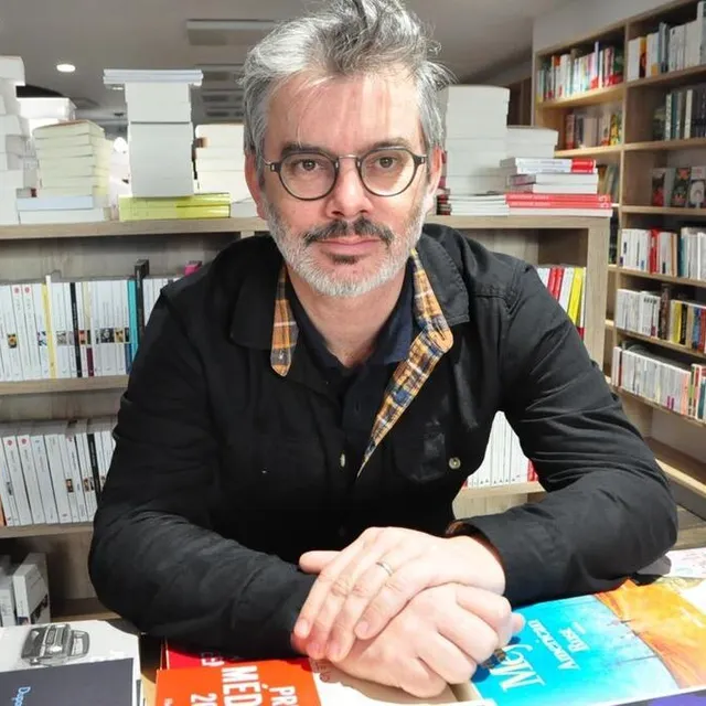 photo françois-xavier schmit sera présent jusqu’à l’été. ensuite, il confiera les rênes de la librairie à fabienne boidot-forget.  ©  le maine libre