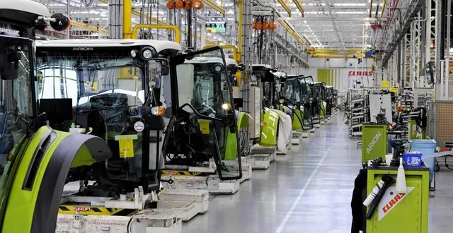 photo  claas livre quelque 600 tracteurs par an en russie et en ukraine.  &copy;  photo le maine libre yvon lambert 