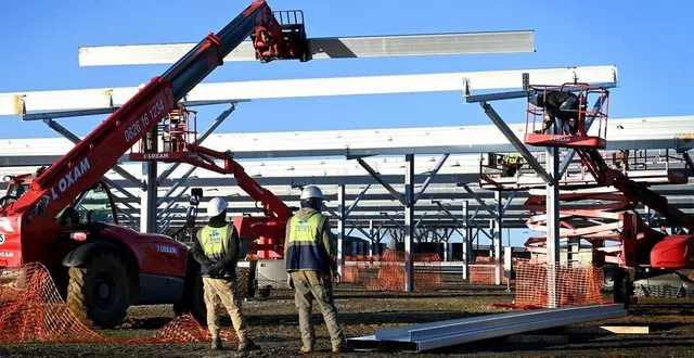 photo  lancé cet hiver, avec la pose des armatures, le chantier (ici, le 14 janvier 2022) a vite avancé. la mise en service est prévue avant l’été. outre la production d’électricité, les ombrières permettent de protéger les voitures de la pluie et du soleil.  &copy;  marc ollivier/ouest-france 