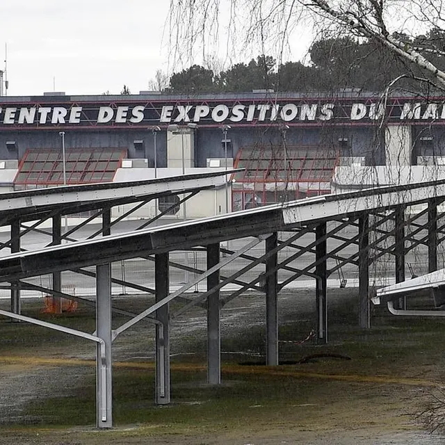photo au centre des expositions, la pose des ombrières vient de s’achever. ce chantier va vu le jour grâce au plan solaire mis en place par le mans métropole.  ©  marc ollivier/ouest-france