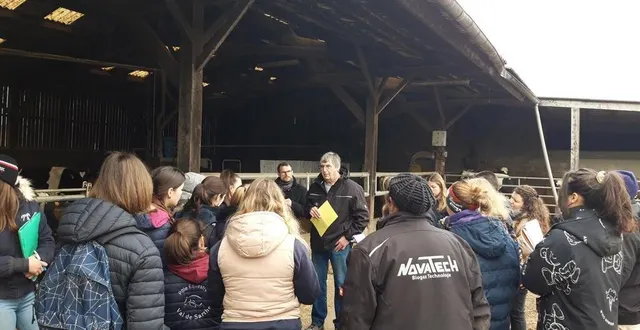 photo  yannick esnault a pu répondre aux interrogations des étudiants du bts production animale pendant toute une après-midi, jeudi 24 février 2022, dans son exploitation à roëzé-sur-sarthe.  &copy;  photo : ouest france 
