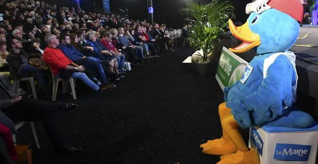 photo  la soirée a lieu au cinéma cgr de saint-saturnin en présence de la mascotte du « maine libre », phénomaine.  &copy;  archives le maine libre – hervé petitbon 