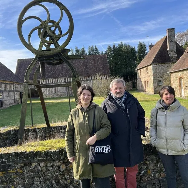 photo margaux nicoleau aux côtés de serge delavallée, vice-président de la cdc du pays de l’aigle, et lucile sifi, chargée de mission au service tourisme et présence culturelle de la cdc du pays de l’aigle.  ©  ouest-france