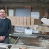 photo laurent ragot, ébéniste et menuisier, au milieu de ses machines à bois.