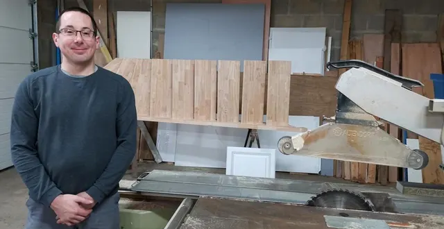 photo  laurent ragot, ébéniste et menuisier, au milieu de ses machines à bois.  &copy;  ouest-france 