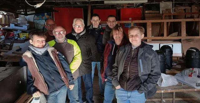 photo  une partie de l’équipe des bénévoles du spectacle son et lumière dans l’atelier.  &copy;  ouest-france 