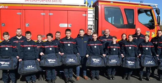 photo  les jeunes sapeurs-pompiers de malicorne-mézeray posent avec des membres de l’encadrement.  &copy;  le maine libre 