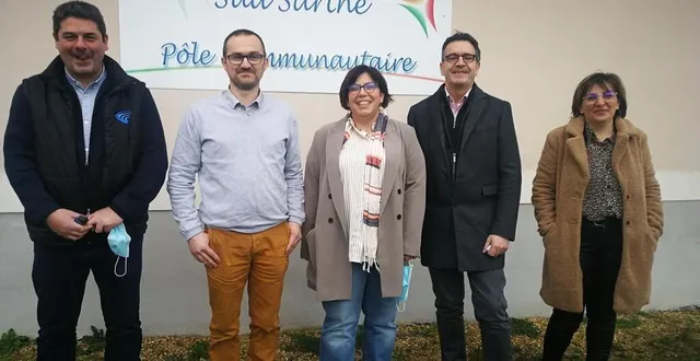 photo  de gauche à droite : nicolas mourier, vice-président de la communauté de communes sud sarthe, frédéric barbin et manuela martinez, les deux nouveaux agents, françois boussard, président et isabelle ménard, directrice des services.  &copy;  ouest-france 