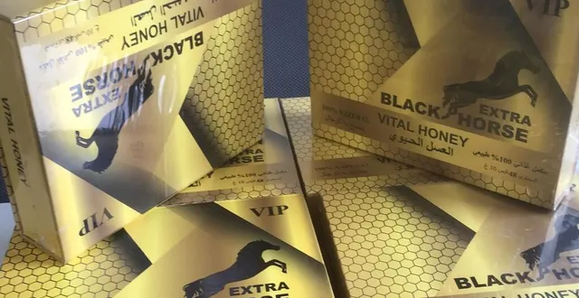 photo  dans les boîtes de miel malaisien, 5 530 stickers de substances aphrodisiaques et 690 cachets de viagra ont été retrouvés.  &copy;  douanes pays de la loire 