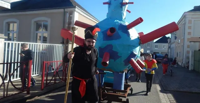 photo  le bonhomme carnaval, représentant le virus du covid-19, avait été fabriqué par l’association des parents d’élèves.  &copy;  le maine libre 
