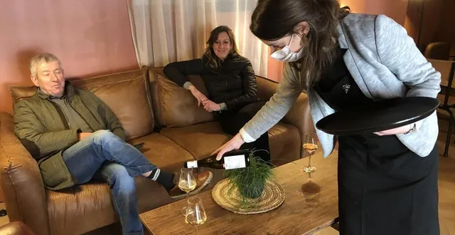 photo  en ce samedi matin de février, mélanie hérault fait déguster un apremont à des clients venus découvrir le vintage, sa cave et un bar à vins.  &copy;  ouest-france 