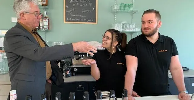 photo  jean-claude bizeray remet les clés du restaurant à émilie havet et cyril mercier.  &copy;  le maine libre 