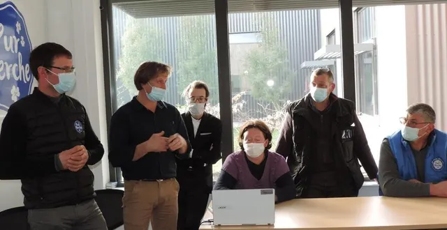 photo  samuel sarciaux et les partenaires de la sas pur perche ont présenté les bâtiments qui vont être construits.  &copy;  ouest-france 