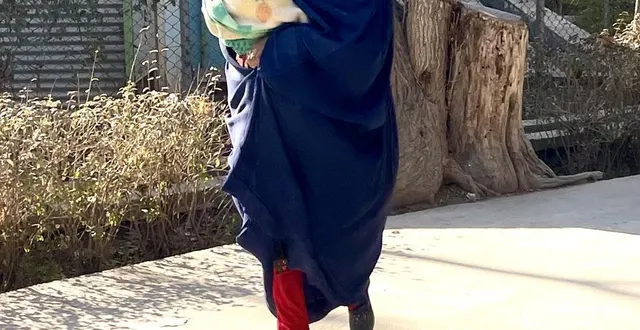photo  une femme à la sortie d’une consultation à l’hôpital de kandahar (afghanistan).  &copy;  archives ouest-france 