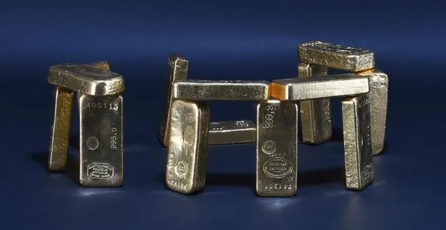 photo  quatorze lingots, assemblés ici comme un hommage à stonehenge, en angleterre, seront en vente le 10 mars à angers.  &copy;  maison de ventes deloys 