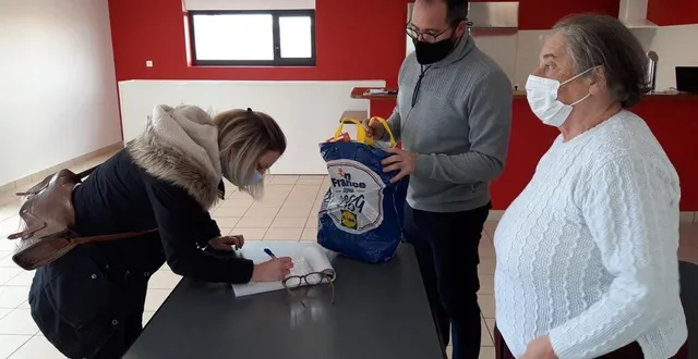 photo  ce mercredi 2 mars, les sarthois sont déjà venus apporter de nombreux dons lors de la première matinée de collecte lancée par nicolas moignez (au centre) à brûlon.  &copy;  photo : ouest france 