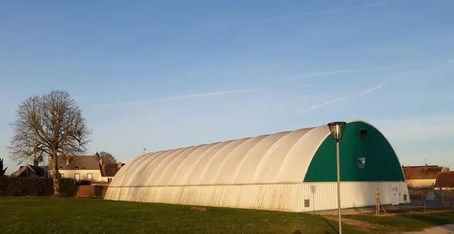 photo  les deux terrains de padel raquettes prendront place près des terrains de tennis actuel.  &copy;  ouest-france 