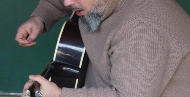 photo  lucien chéenne a donné un mini-concert sous le préau l’école pour se présenter aux habitants de la commune.  &copy;  ouest-france 