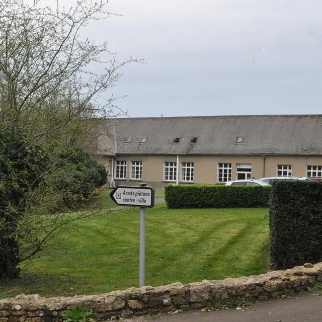 photo c’est à cet endroit, sur la pelouse, que le futur pigeonnier sera installé.  ©  le maine libre